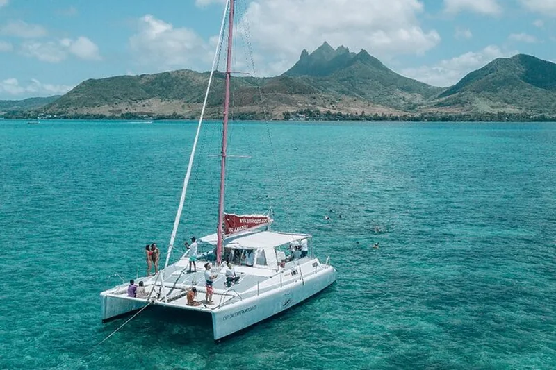 Catamaran sailing to Ile Aux Gabriel