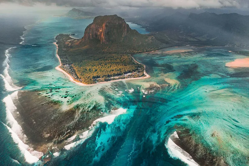 Underwater waterfall sand illusion Le Morne